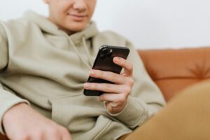 Scopri di più sull'articolo Lo scrolling infinito e il benessere dei ragazzi