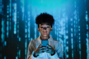 Scopri di più sull'articolo Identità in frammenti: come cambia il senso di sé nell’era digitale
